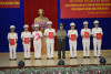 Đồng chí Đại tá Đỗ Văn Lực, Giám đốc Công an tỉnh trao Quyết định và quân hàm Thượng tá tại buổi lễ