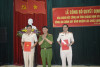 Đại tá Nguyễn Đức Quý - Trưởng Công an huyện Hoành Bồ trao quyết định cho các đồng chí Công an chính quy được điều động