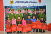 Đoàn tình nguyện tặng quà các em nhỏ có hoàn cảnh khó khăn vươn lên trong học tập tại 4 thôn thuộc xã Tình Húc, huyện Bình Liêu.