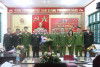 Thượng tá Vũ Xuân Lịch - Ủy viên Ban Thường vụ Thị ủy, Bí thư Đảng ủy, Trưởng Công an thị xã chúc mừng BCH khóa mới Chi bộ Tham mưu tổng hợp.