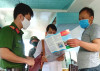 Công an xã Thanh Lân, huyện Cô Tô tuyên truyền phòng, chống dịch Covid-19 đến người dân.