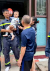 Phòng Cảnh sát PCCC&CNCH giải cứu cháu bé hơn 2 tuổi mắc kẹt trong nhà.