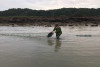 Công an xã thu gom tang vật vi phạm.