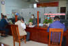 Thượng tá Đặng Thị Hồng Phương, Phó Trưởng phòng Cảnh sát QLHC về TTXH tiếp nhận hồ sơ cấp CCCD vào buổi tối cùng cán bộ, chiến sỹ.