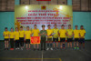 Trung tá Mai Thế Quang, Phó Giám đốc Công an tỉnh trao giải Nhất bóng chuyền hơi cho đội tuyển khối Xây dựng lực lượng - Hậu cần.