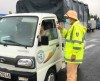 Đại úy Hoàng Văn Sơn kiểm tra người và phương tiện ra, vào tỉnh.