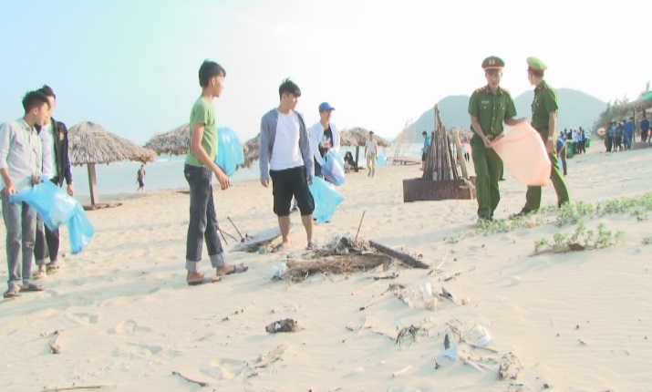 Các đoàn viên thu gom rác thải tại bãi biển Quan Lạn