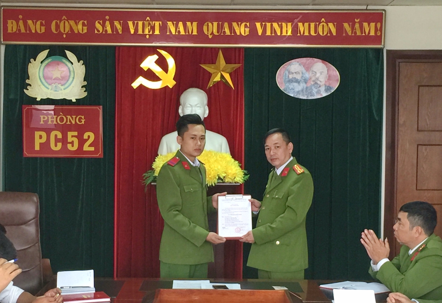 Trung sĩ Vũ Trần Duy nhận quyết định kết nạp vào Đảng Cộng sản Việt Nam