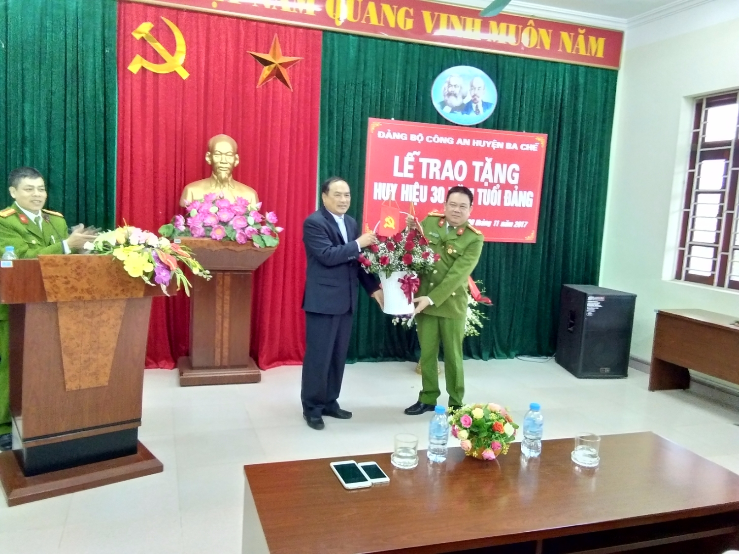 Đồng chí Lê Minh Hải - Bí thư huyện ủy huyện Ba Chẽ trao tặng huy hiệu 30 năm tuổi Đảng cho đồng chí Vũ Minh Đức