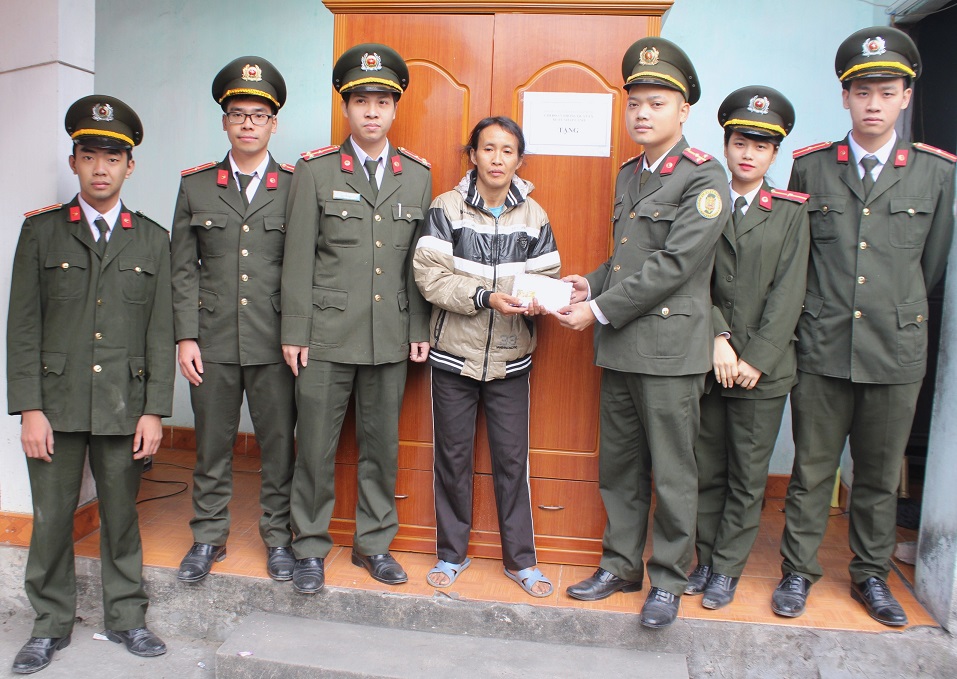 Đoàn viên Thanh niên phòng Quản lý xuất nhập cảnh tặng quà gia đình cháu Đỗ Đức Hòa
