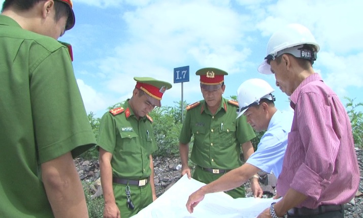 Cảnh sát môi trường kiểm tra phương án khai thác tại một doanh nghiệp than trên địa bàn TP Cẩm Phả