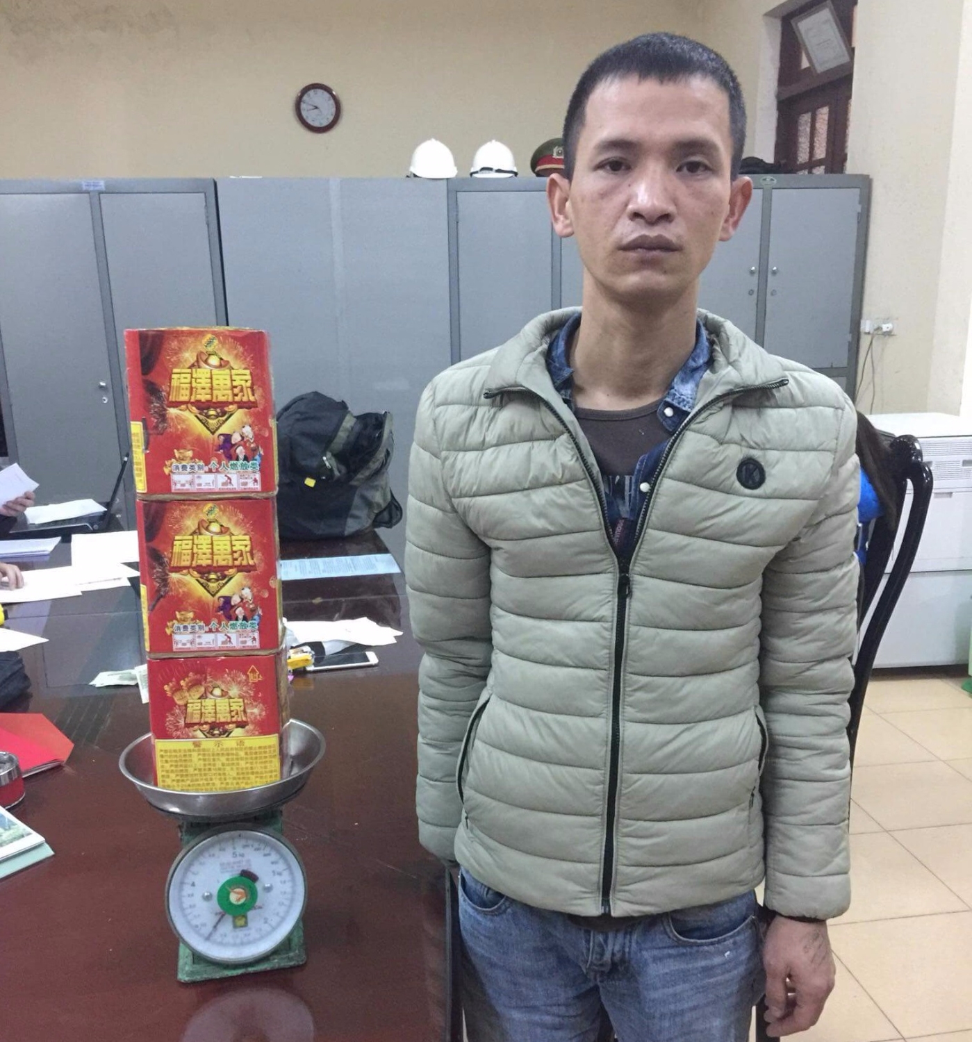 Nguyễn Bá Hạnh cùng số tang vật bị thu giữ
