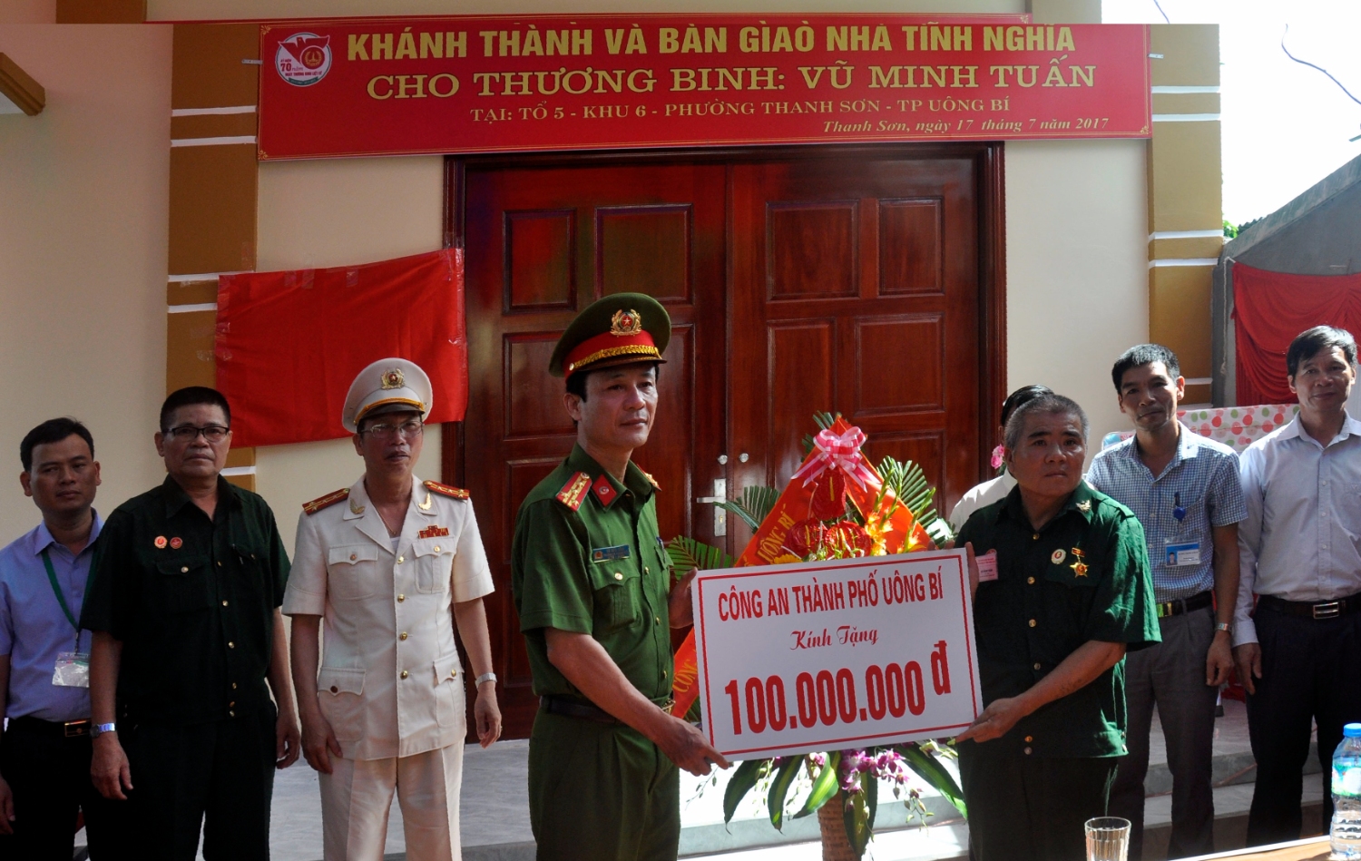 Công an Tp Uông Bí trao kinh phí ủng hộ xây nhà tình nghĩa cho thương binh Vũ Minh Tuấn