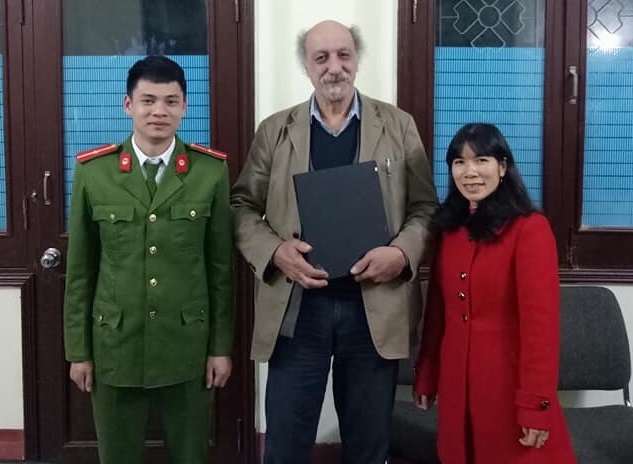 Ông GIORDANA EMANUELE tiếp nhận tài sản do Công an Vân Đồn trao trả
