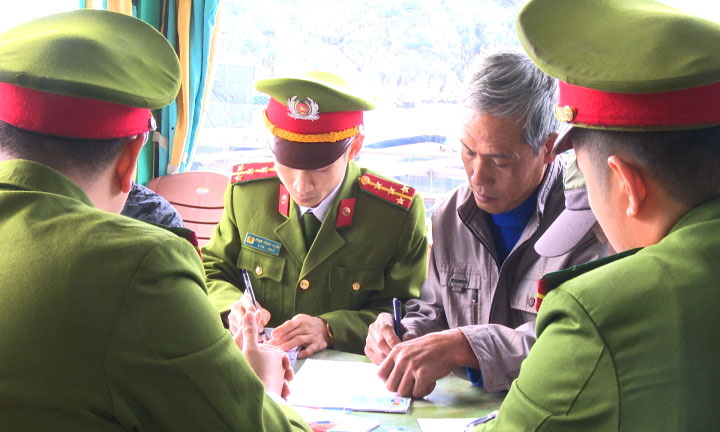 Công an Cẩm Phả rà soát, cấp sổ tạm trú cho bà con ngư dân sinh sống trên biển thuộc khu vực hòn Ông Cụ, phường Cẩm Đông