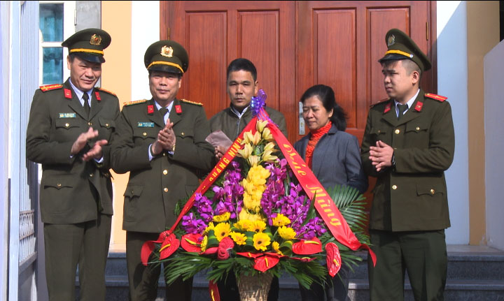 Đại tá Nguyễn Bá Bính, Phó giám đốc Công an tỉnh trao quà cho gia đình đồng chí Huy