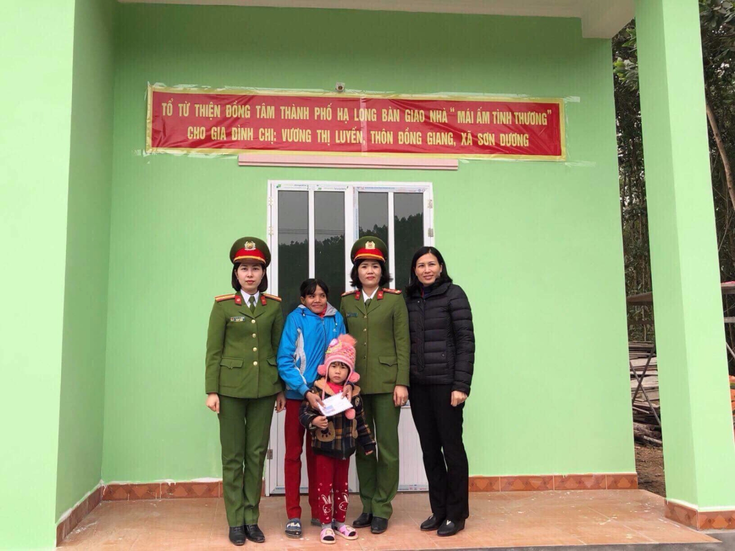 Đại diện chi hội phụ nữ Công an Hoành Bồ tặng quà cho chị Luyến