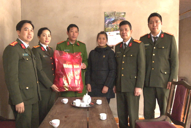 Đoàn Thanh niên và Hội phụ nữ Công an tỉnh tặng quà cho cán bộ chiến sĩ có hoàn cảnh khó khăn