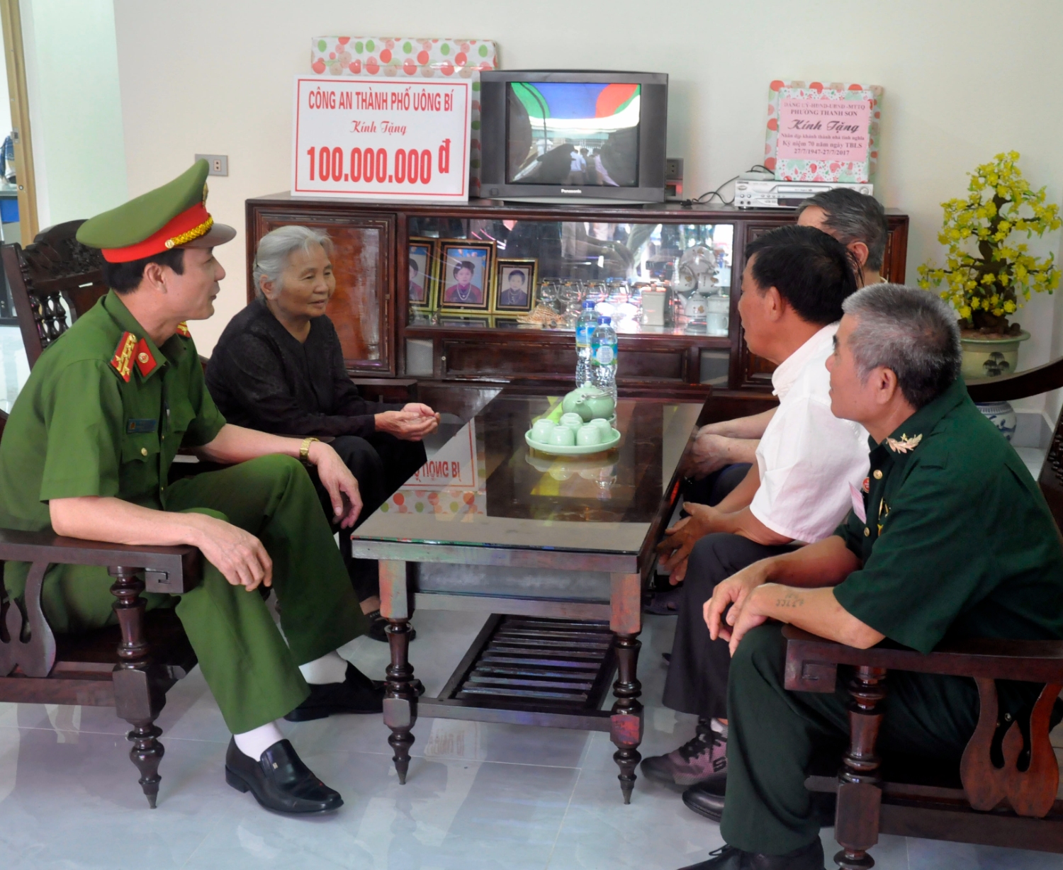 Công an TP Uông Bí tặng quà tri ân người có công
