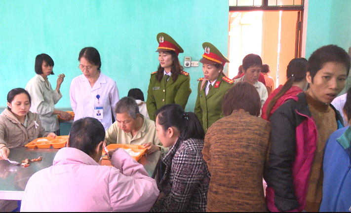 Phụ nữ Công an Quảng Ninh ủng hộ kinh phí hỗ trợ suất ăn miễn phí cho bệnh nhân