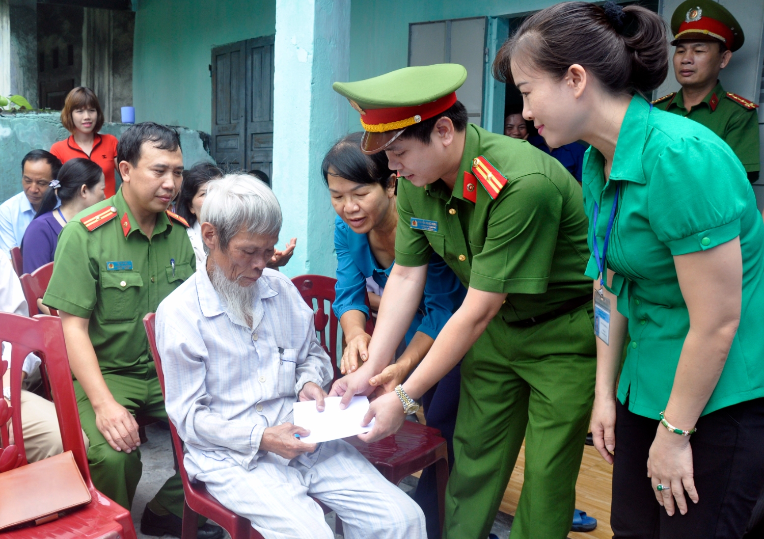 Lãnh đạo Công an Cẩm Phả tặng quà cho gia đình có hoàn cảnh khó khăn