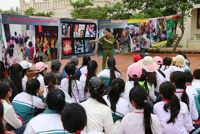 Thượng uý Nguyễn Văn Hoàn cảnh báo tác hại ma tuý đối với học sinh trong buổi tuyên truyền