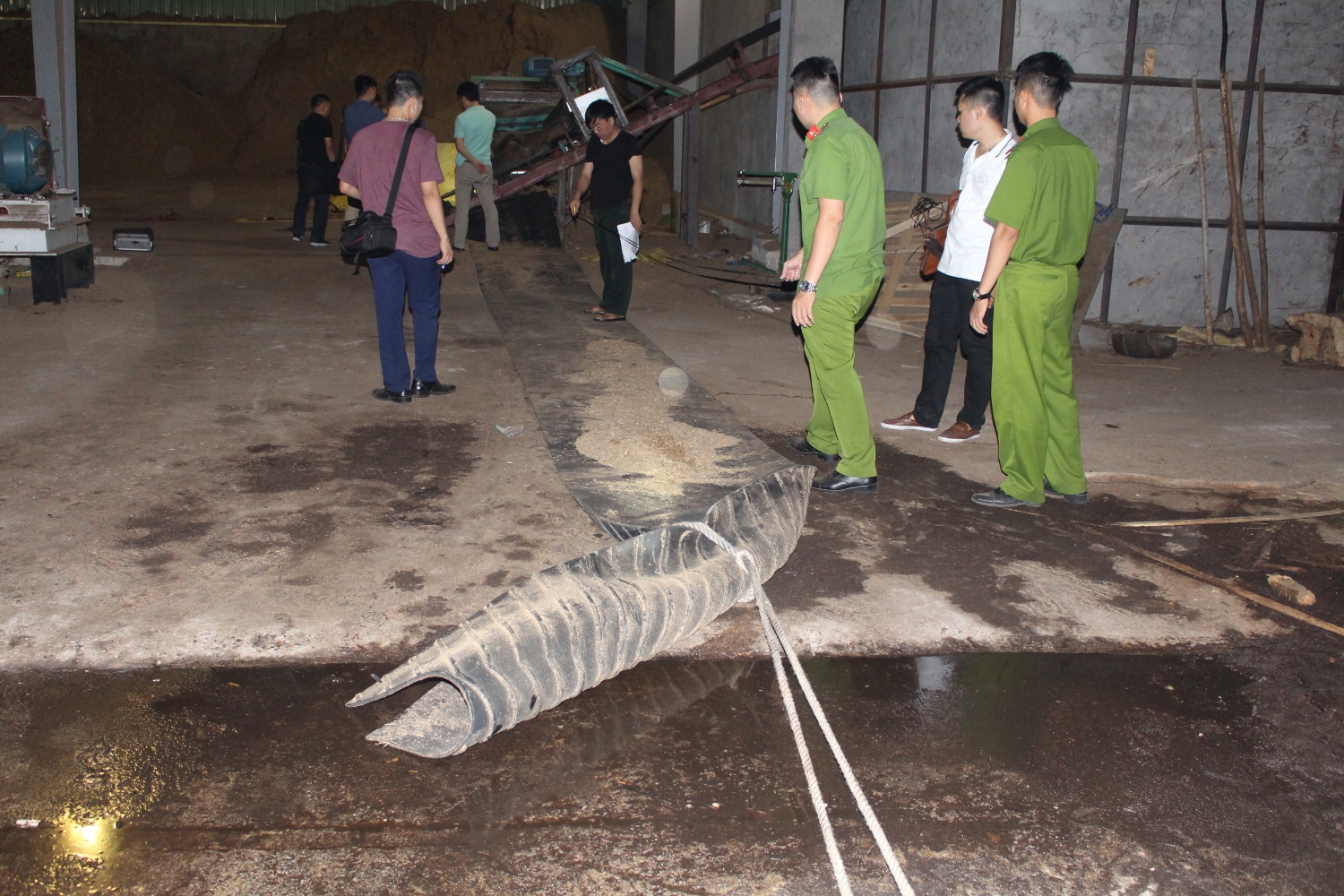 Lực lượng chức năng tổ chức khám nghiệm hiện trường