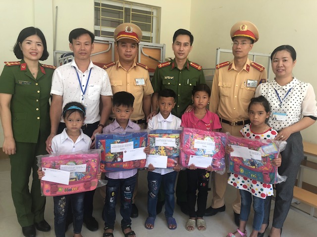 Trao quà cho học sinh khó khăn tại Đồng Lâm, Hoành Bồ