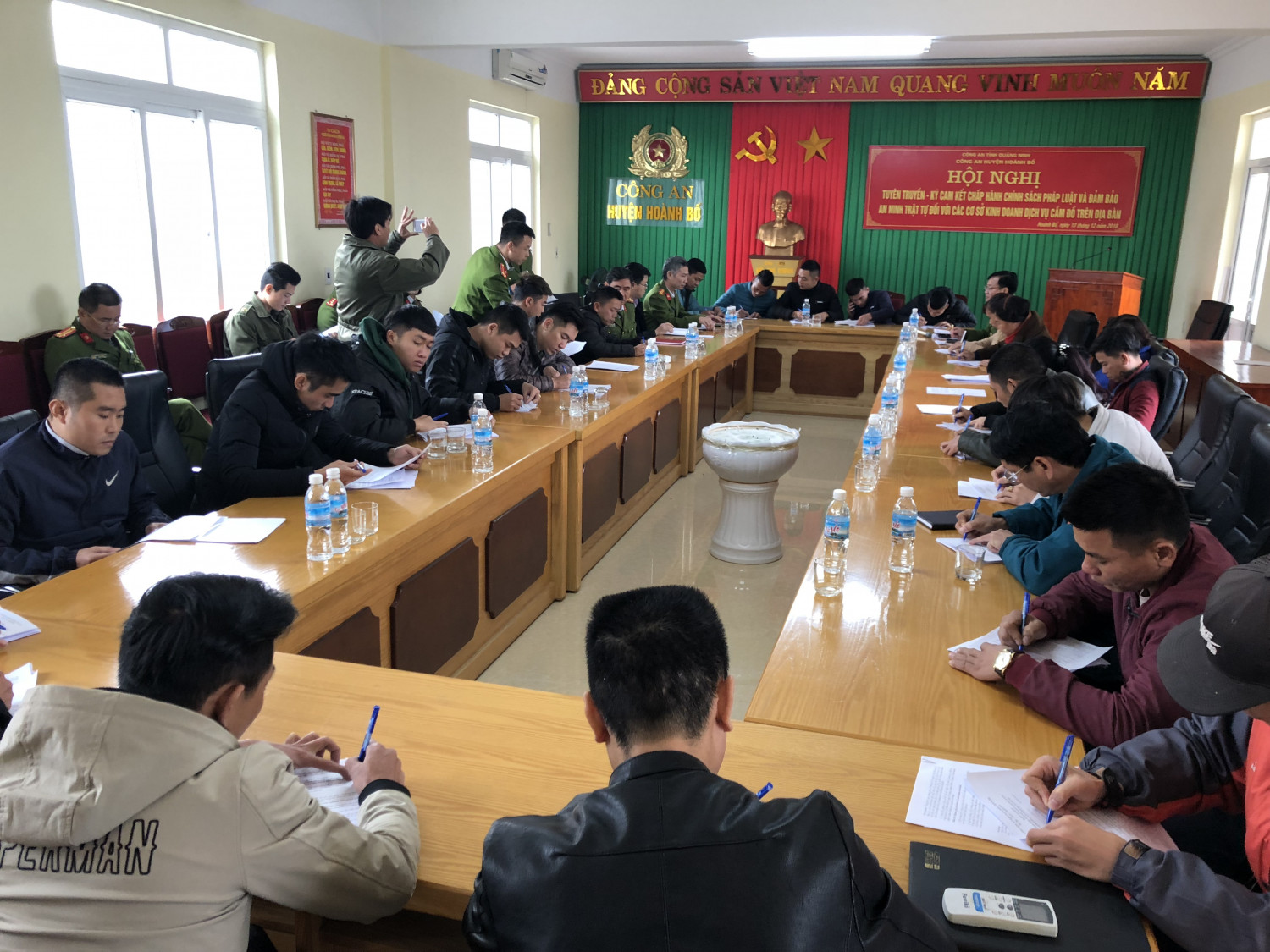 Đại diện các cơ sở kinh doanh dịch vụ cầm đồ ký cam kết chấp hành chính sách pháp luật và đảm bảo ANTT trong hoạt động kinh doanh dịch vụ cầm đồ.