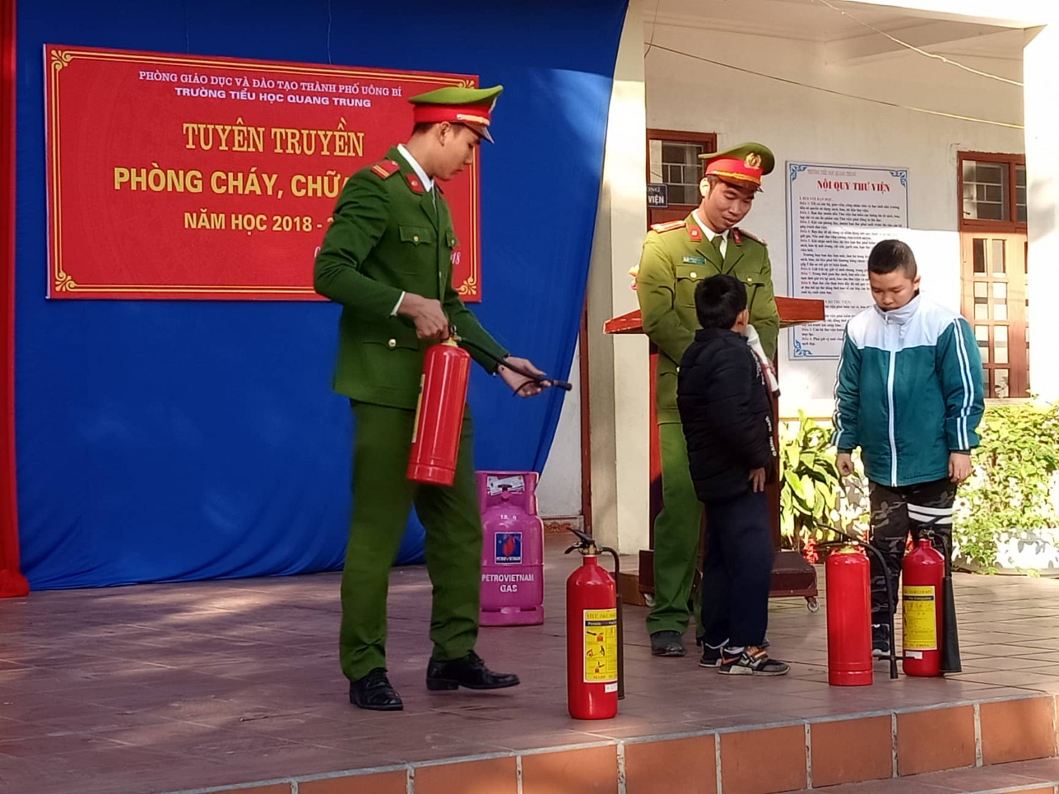 Đội Cảnh sát PCCC&CNCH hướng dẫn cách sử dụng bình chữa cháy.