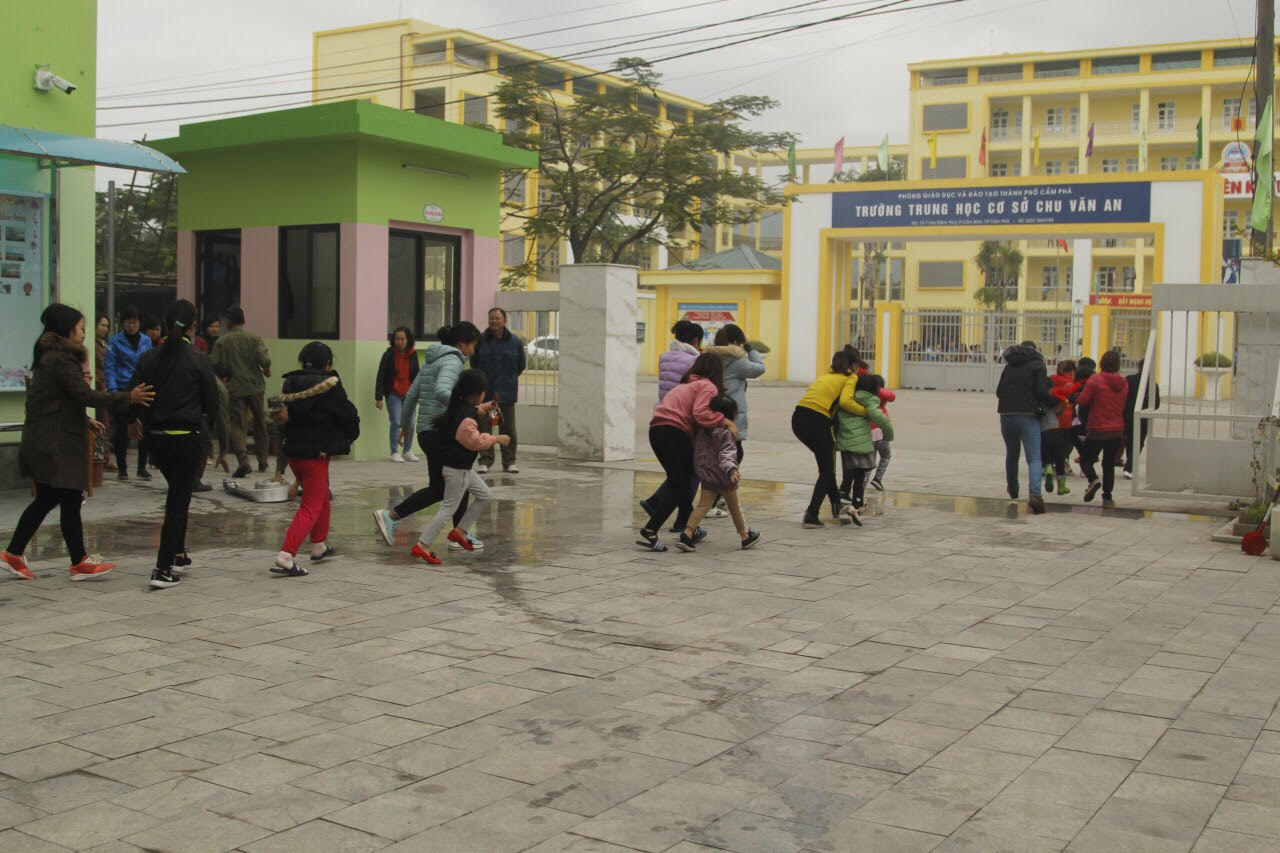 Thực tập phương án thoát nạn khi có sợ cố cháy xảy ra.