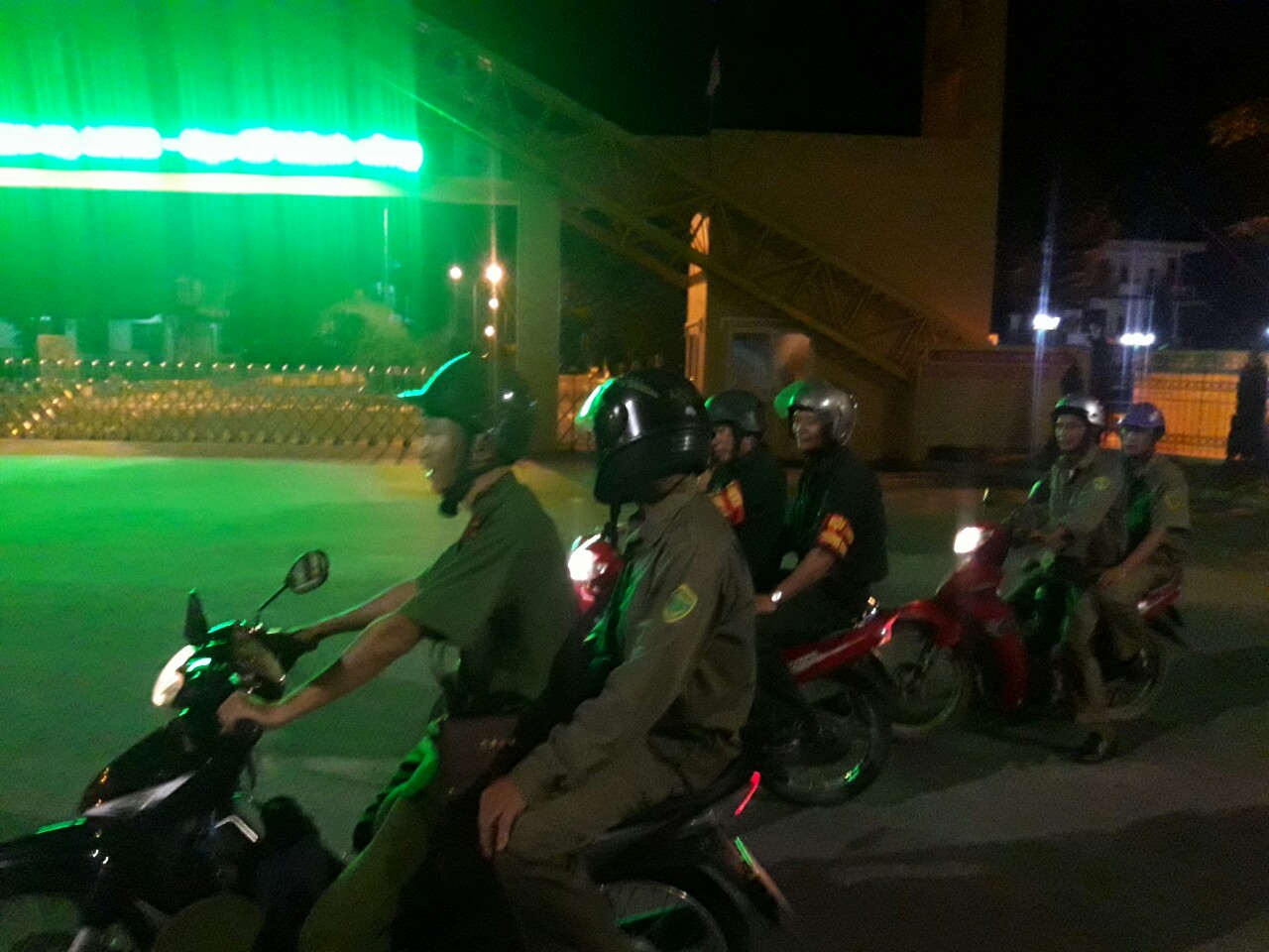Công an thành phố tuần tra tại đại bàn phường Nam Khê.
