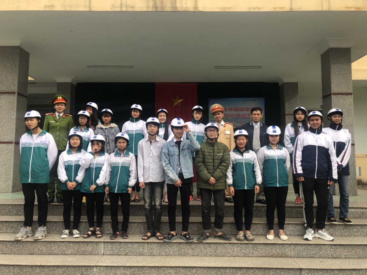 Công ty TNHH xe máy Hà Ninh đã tặng 35 mũ bảo hiệm cho học sinh có hoàn cảnh khó khăn tại Trung tâm hướng nghiệp và giáo dục thường xuyên thành phố Uông Bí