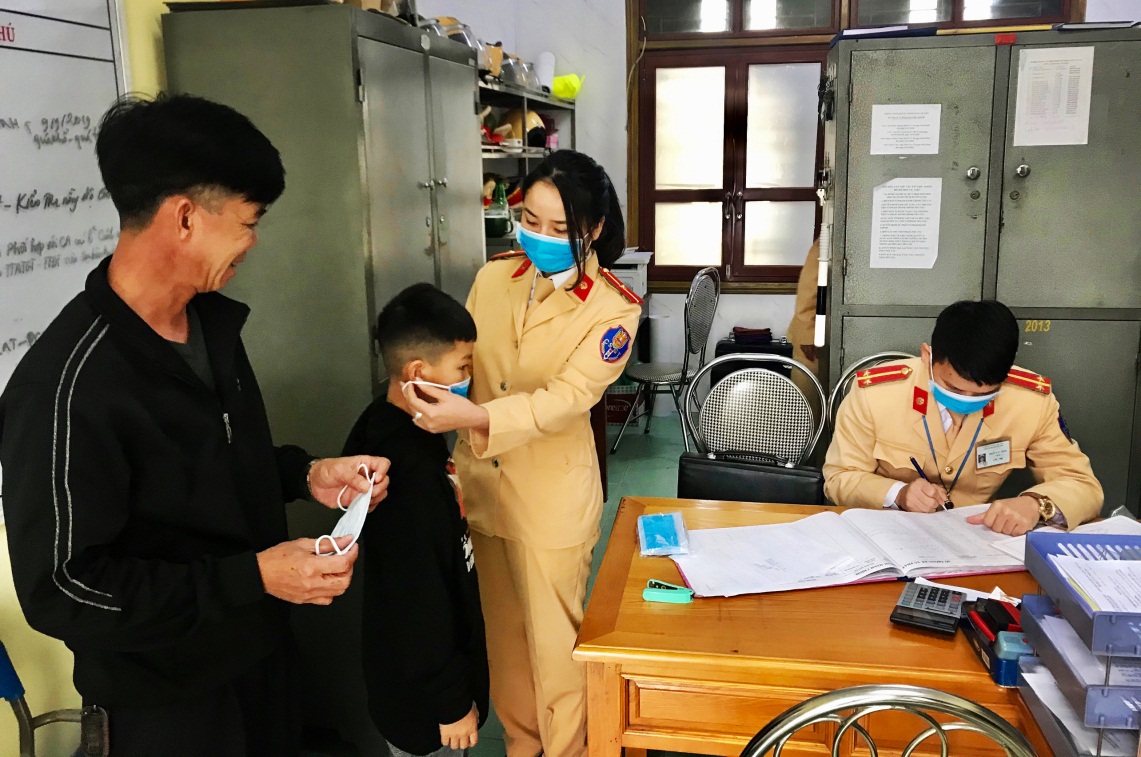 luc luong csgt tt phat khau trang mien phi cho nguoi dan khi den lam thu tuc dang ki xu ly vi pham 1