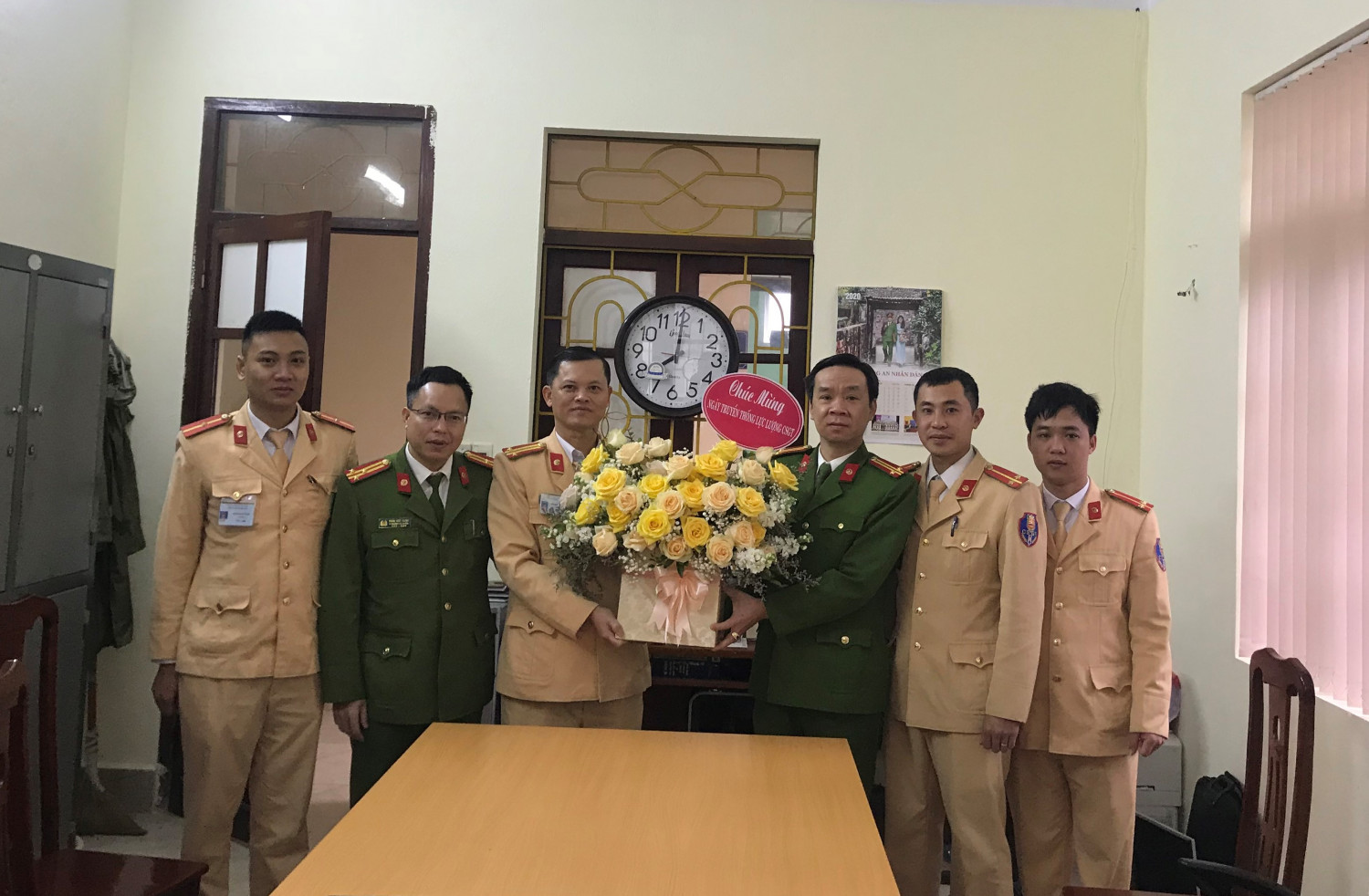 Trung tá Vũ Mạnh Hà - Trưởng Công an huyện tặng hoa chúc mừng cán bộ chiến sĩ đội Cảnh sát giao thông - trật tự nhân ngày truyền thống của lực lượng Cảnh sát giao thông