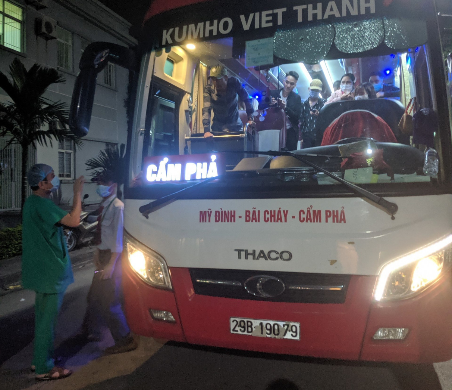 Cảnh sát giao thông phối hợp các lực lượng kiểm tra y tế với các xe khách lưu thông trên tuyến