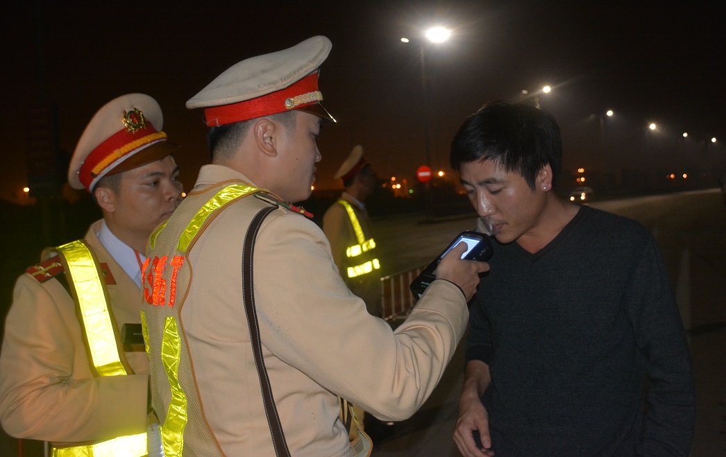 Cảnh sát giao thông Công an tỉnh Quảng Ninh xử lý nghiêm các trường hợp sử dụng rượu bia khi điều khiển phương tiện tham gia giao thông