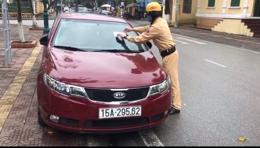 Lực lượng cảnh sát giao thông Công an Quảng Yên Dán thông báo vi phạm trên xe đỗ trái phép từ ngày 17 tháng 3