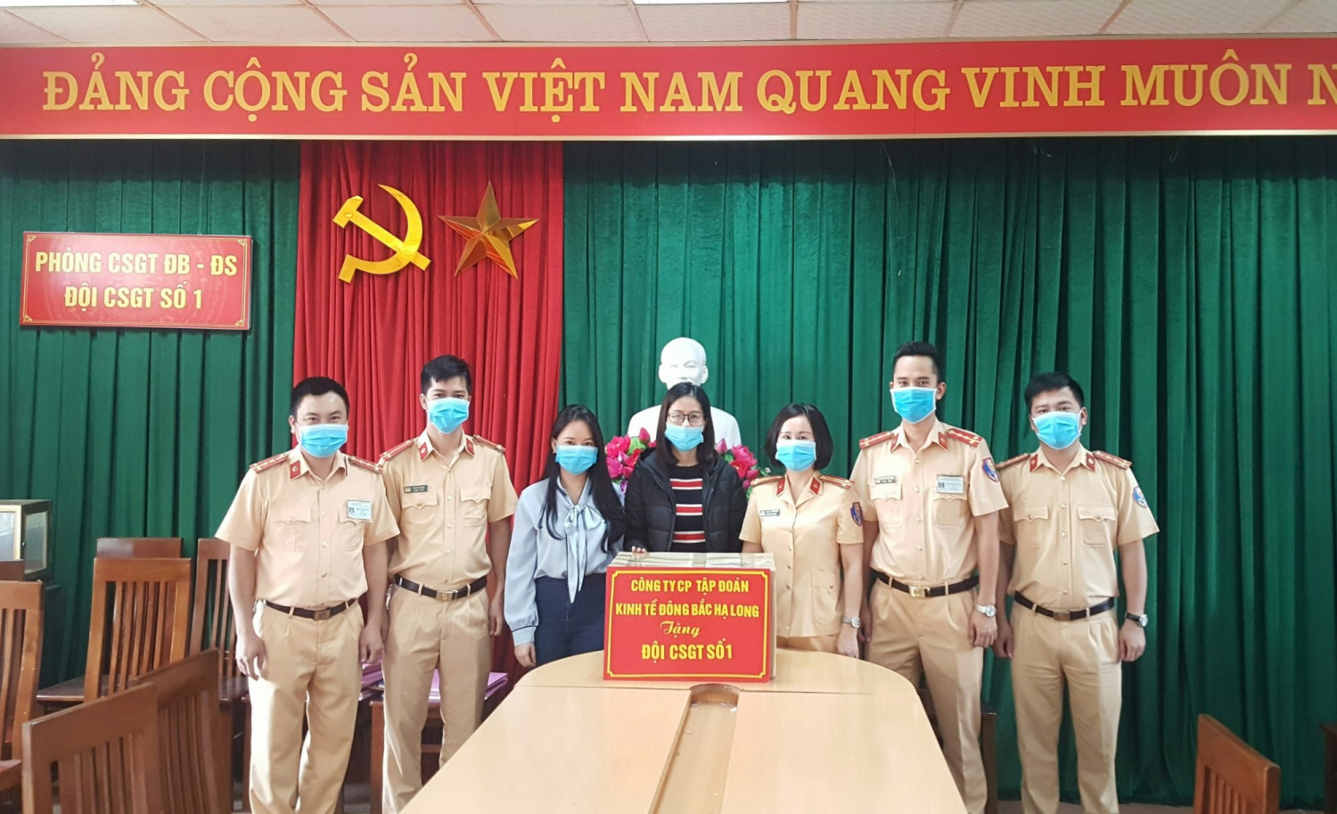 Công ty Cổ phần tập đoàn kinh tế Đông Bắc Hạ Long  ủng hộ 3000 nghìn khẩu trang kháng khuẩn cho Đội Cảnh sát giao thông số 1
