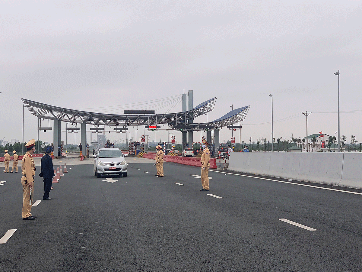 Cán bộ Đội CSGT số 2, Phòng CSGT đường bộ, đường sắt Công an tỉnh Quảng Ninh phối hợp với các cơ quan chức năng kiểm soát dịch Covid-19 tại Trạm thu phí cầu Bạch Đằng (TX Quảng Yên)