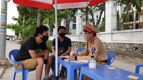 khau trang va nuoc sat khuan duoc trang bi day du tai chot kiem tra cua luc luong csgt tinh quang ninh