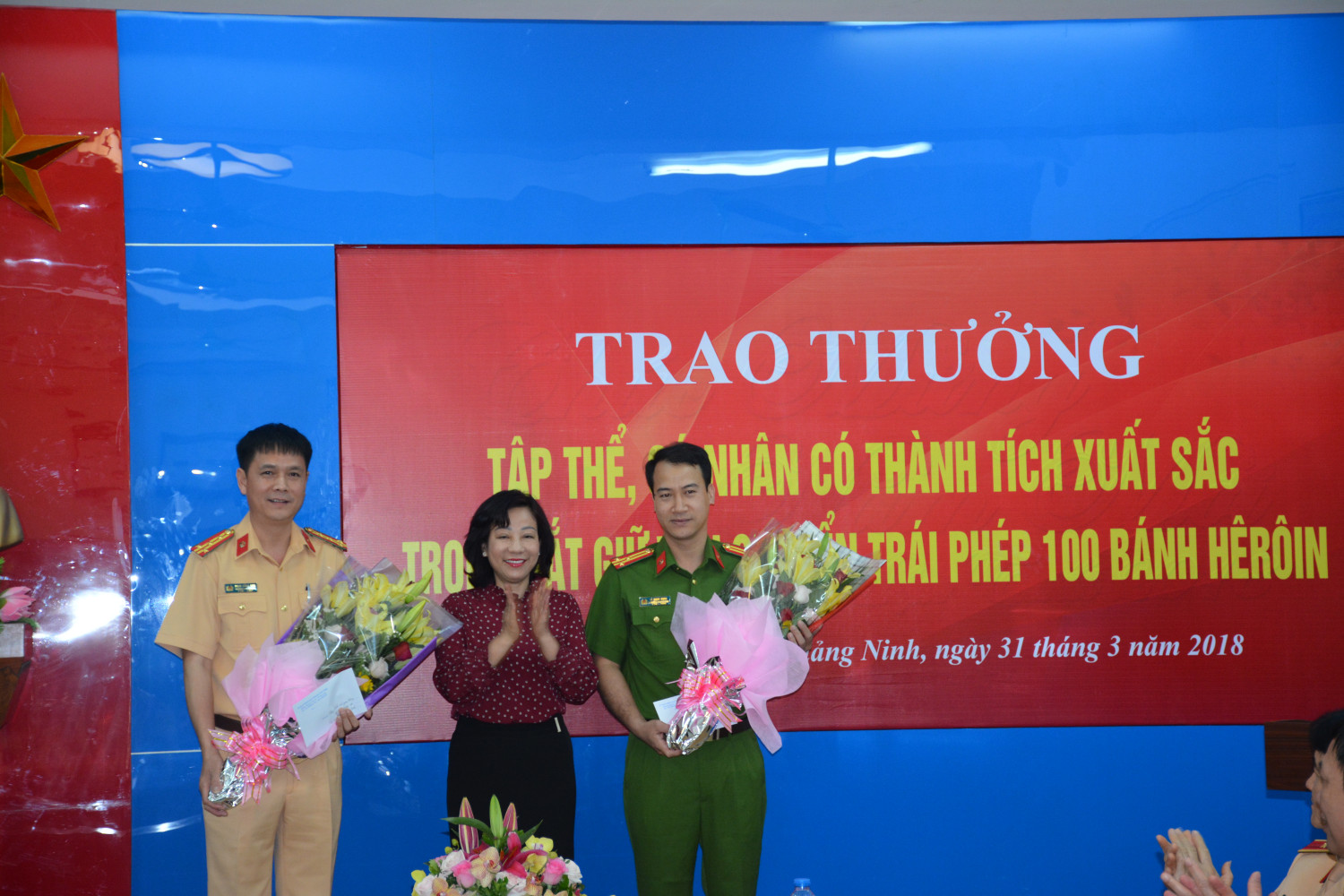 Các tập thể thuộc Công an tỉnh Quảng Ninh nhận khen thưởng đột xuất của UBND tỉnh về thành tích đấu tranh trấn áp tội phạm ma túy.