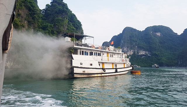 tau yen ngoc 02 boc chay khi dang neo dau tren vinh ha long 1