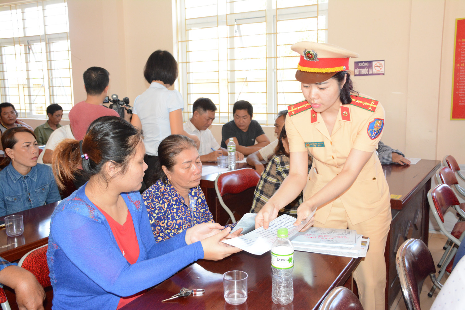 Cảnh sát đường thủy, Công an Quảng Ninh phát tờ rơi tuyên truyền không khai thác thủy sản theo kiểu hủy diệt cho ngư dân