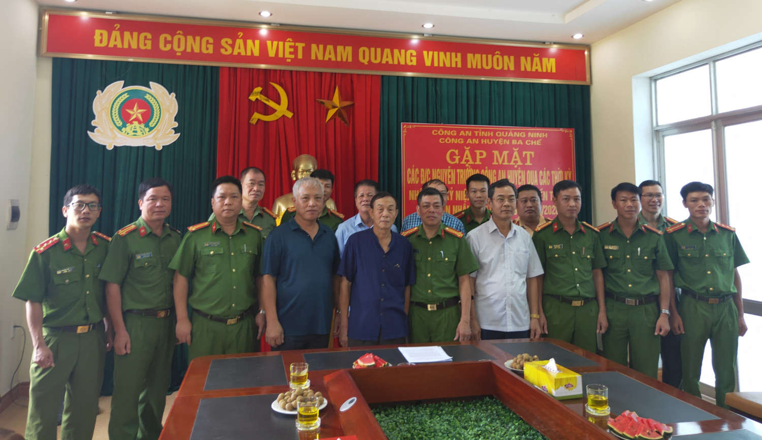 Các đại biểu chụp ảnh lưu niệm