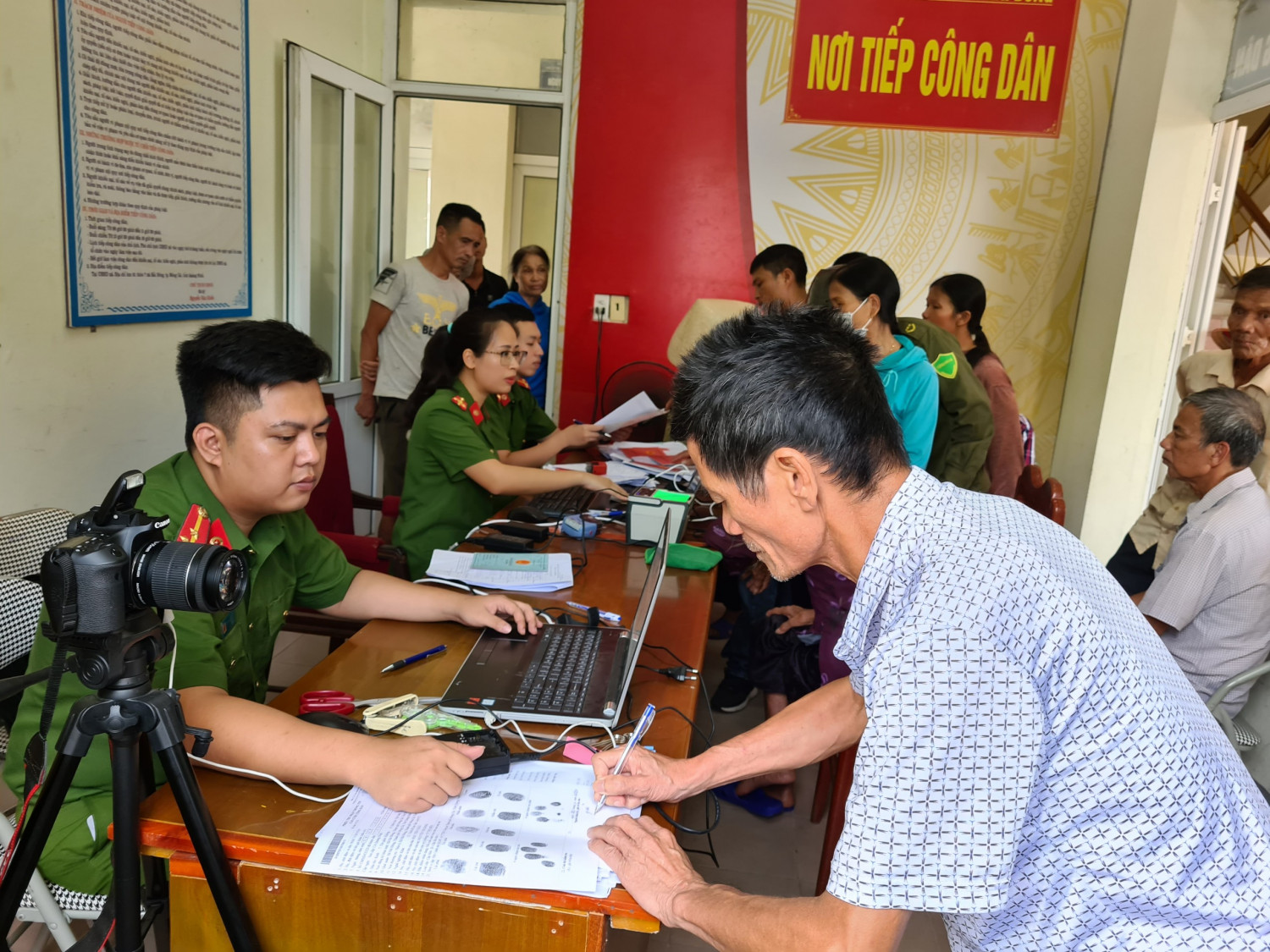 Công an Móng Cái làm thủ tục cấp CCCD cho những trường hợp có hoàn cảnh khó khăn