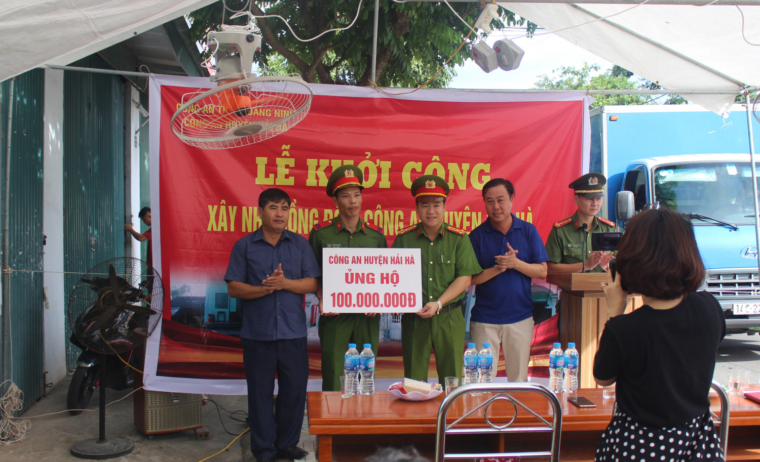 Đại diện lãnh đạo Công an huyện Hải Hà trao số tiền 100 triệu đồng cho Thượng sĩ Trân Công Ủy