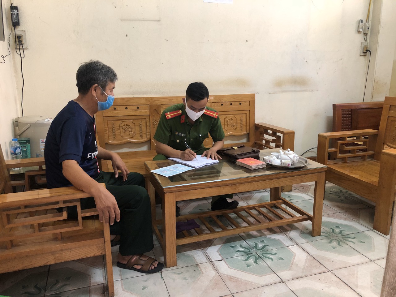 Lực lượng Quản lý hành chính về TTXH Công an thành phố Uông Bí nhận hồ sơ và trả kết quả tại nhà cho người già yếu