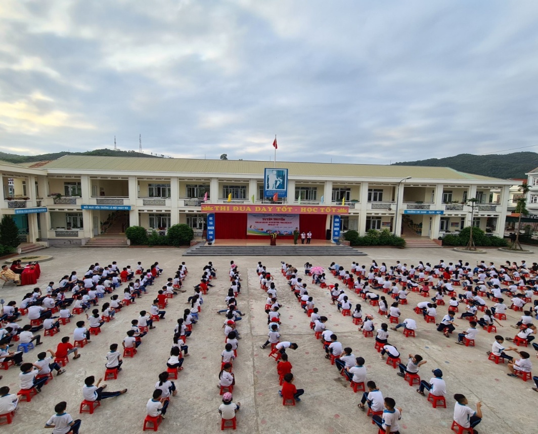 Quang cảnh buổi ngoại khóa tại trường tiểu học Kim Đồng