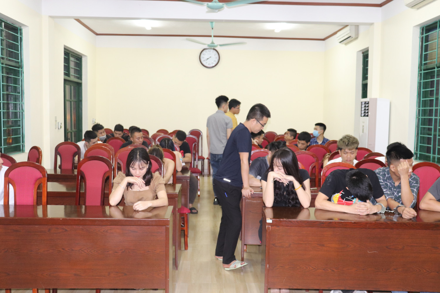cac doi tuong bi dua ve co quan cong an